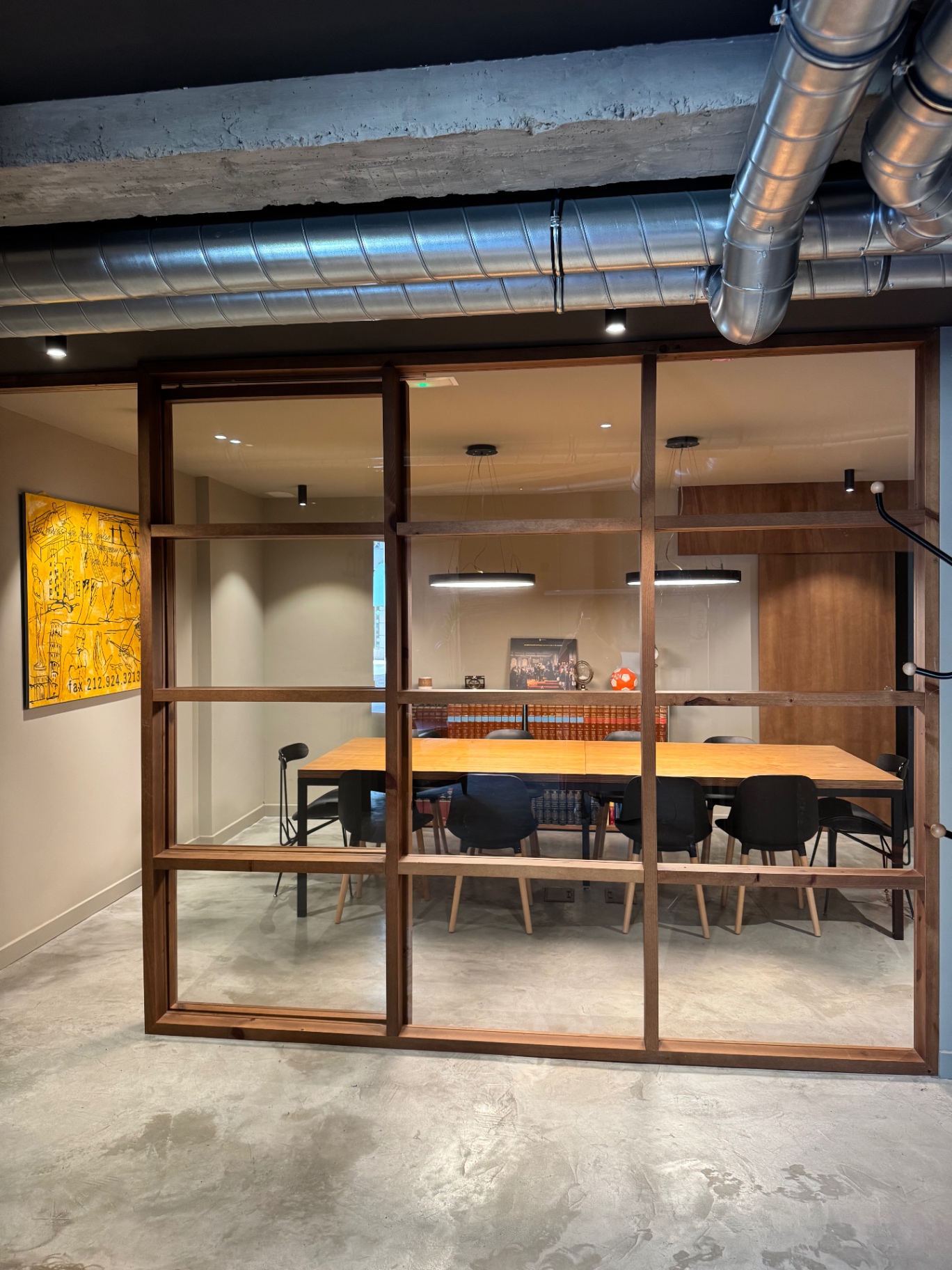 Sala de juntas con mesa de madera