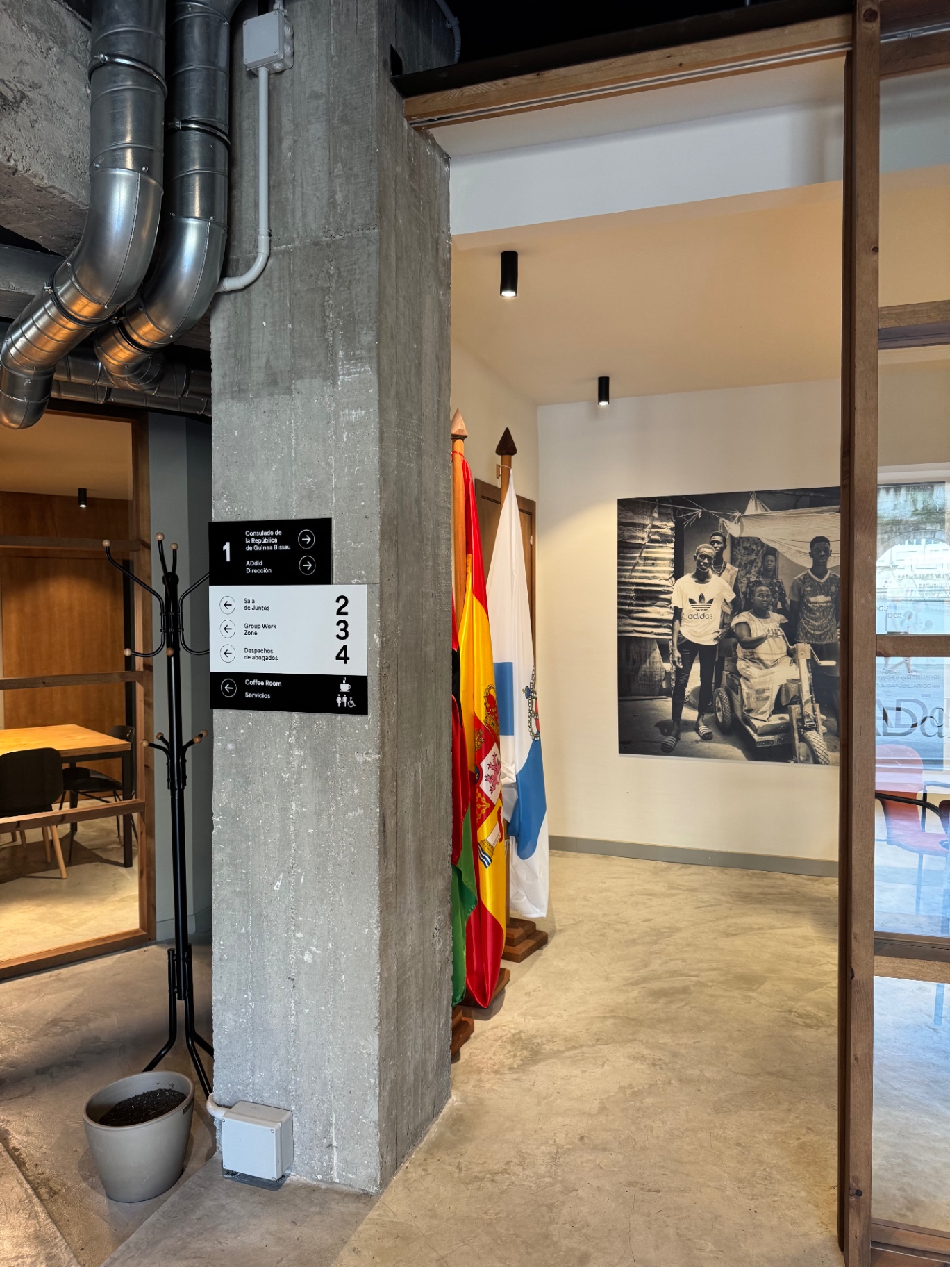 Señalética interior y banderas