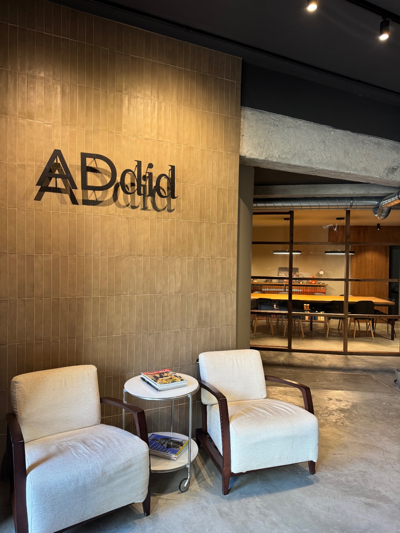 Recepción ADdid con logotipo en pared de azulejo